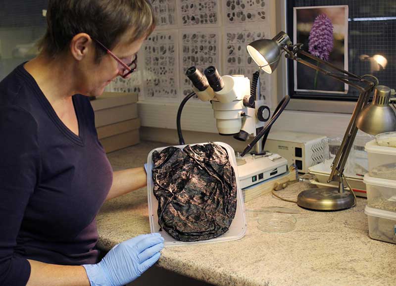 Geraldine-Crann-Finds-Supervisor-at-Oxford-Archaeology-with-the-leather-bag.jpg